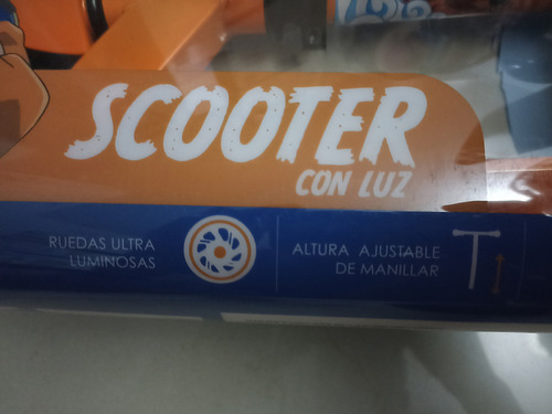 Scooter Naruto Con Luz Plegable Altura Ajustable Color Naranja Claro