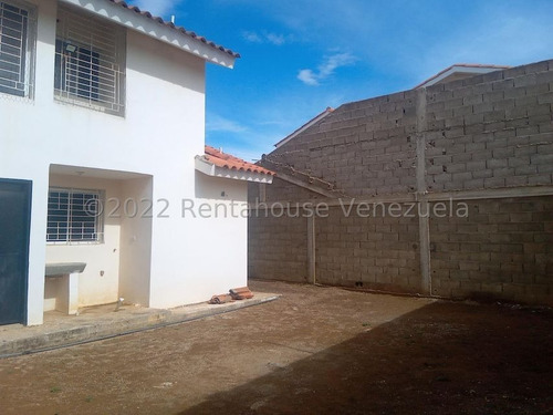 Imagen 3 de 8 de Amplia Casa De 2 Niveles Lista De Habitar En Venta En Conjunto Privado 22-28289 04146954944