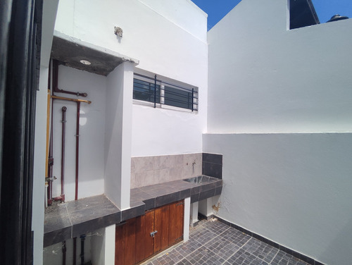 Amplia Casa En Esquina De 4 Ambientes A 2 Cuadras Del Mar!