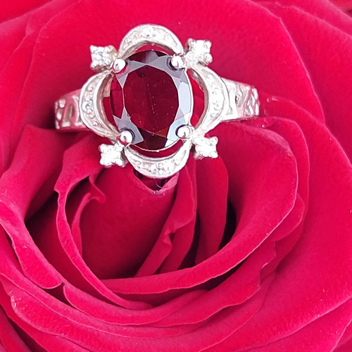 Vintage Elegance Chanel Ring Con Grande Garnet 