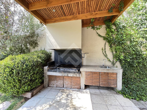 Casa En Venta De 4 Dorm. + Sala Estar En Chicureo P. Roj