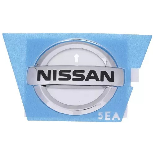908905ea0a Emblema Tampa Traseira Nissan Versa 2019 Diante