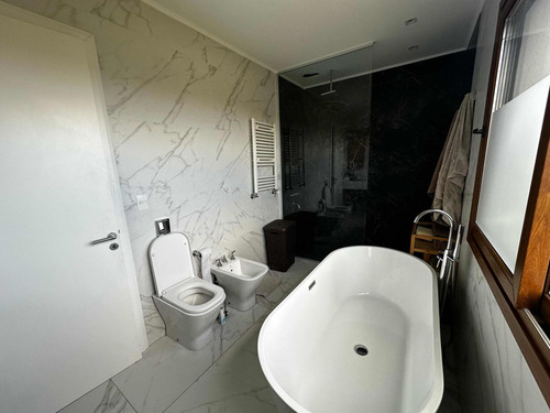 Casa En Venta - 5 Dormitorios 6 Baños - Escobar