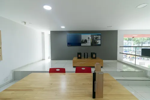 Local En Arriendo/venta En Chico Norte Ii. Cod V1103006
