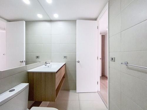 ¡moderno Dpto En Macul: 2 Privados, 1 Baños!