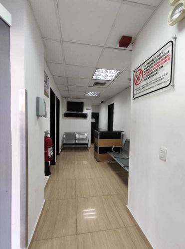 Local Comercial Clinica En Venta - Urb. Los Chaguaramos