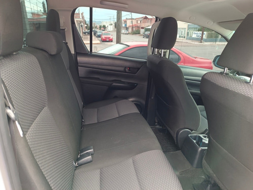 Imagen 8 de 15 de Toyota Hilux 2018 2.7 Cabina Doble Sr Mt