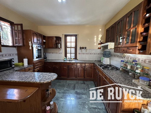 Casa Desarrollada En Una Sola Planta Sobre Amplio Lote