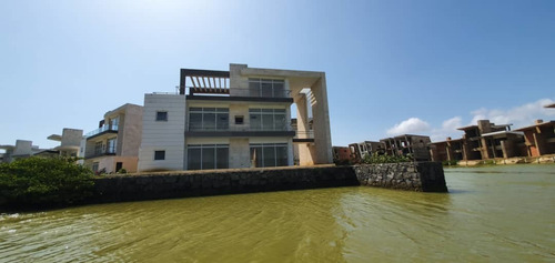 Imagen 3 de 22 de Townhouse De 115m2 Con Muelle Privado.