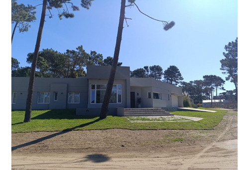 Casa En Alamos Pinamar A Estrenar Con Pileta - Temporada 2025