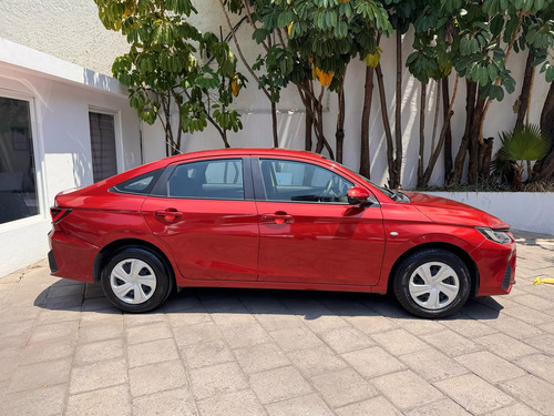 Toyota Yaris 4p Sedán Base L4/1.5 Man