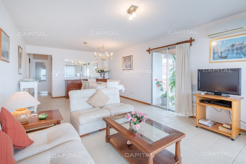 Imagen 7 de 30 de Venta De Apartamento De Tres Dormitorios Sobre Playa Brava Y A Pasos De Península - Punta Del Este Brava