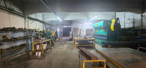 Galpón 700 M² Comercial E Industrial S/avenida Y Salida A Calle Lateral - Villa Madero