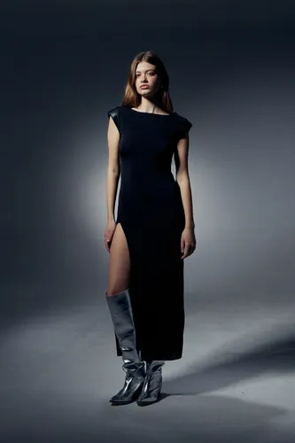 Vestido negro con 2025 tajo