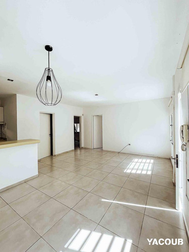 Casa En Venta - 2 Dormitorios 1 Baño - Cochera - 105mts2 - City Bell