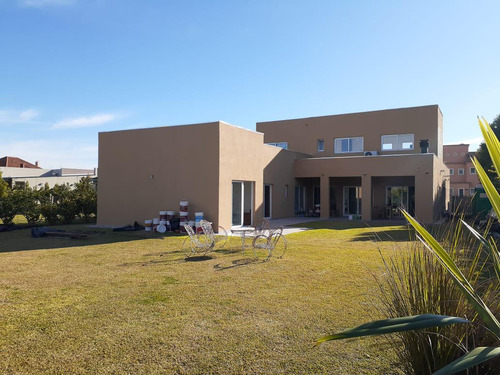 Venta Casa 4 Dormitorios, Garaje Cerrado Para 2 Autos