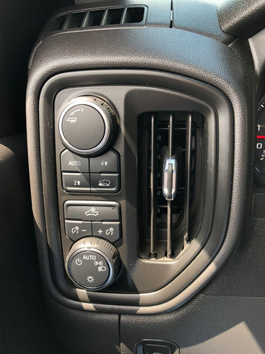 Imagen 9 de 14 de Chevrolet Silverado 4x4 2020, 4 Puertas Como Nueva!!!
