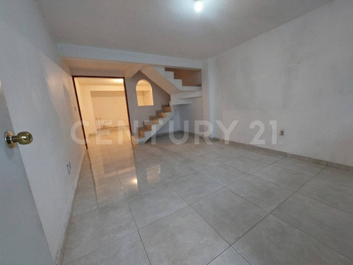 Imagen 4 de 20 de Casa En Venta De 3 Niveles En Bulevares Del Lago