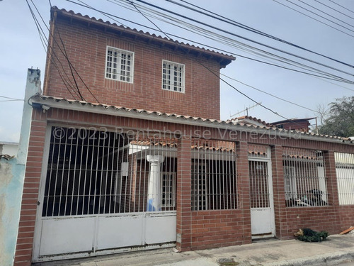 Ecl Rent A House Vende Espaciosa Casa En Maracay  #23-29323