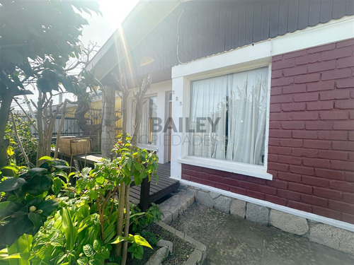 Casa En Venta De 7 Dorm. En Concón