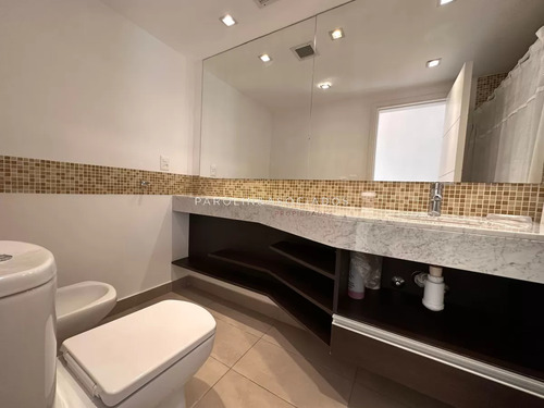 Apartamento En Venta De 2 Dormitorios Y Medio En Torre Icon, Punta Del Este.