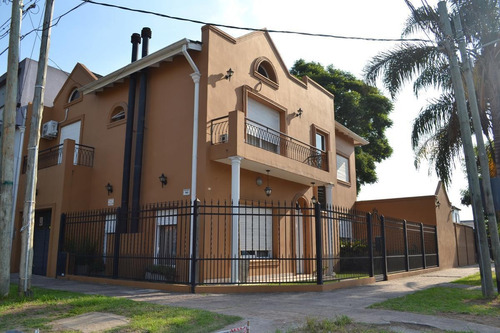 Imagen 2 de 29 de Casa En Esquina De Categoría En Venta - Moreno Centro, Gba Oeste. ¡única!