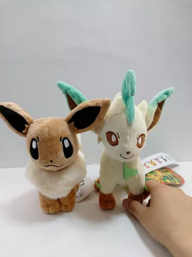 Eevee Evoluções Kit Com 2 Pelúcias Pokemon Leafeon Pokebola em Promoção na  Americanas