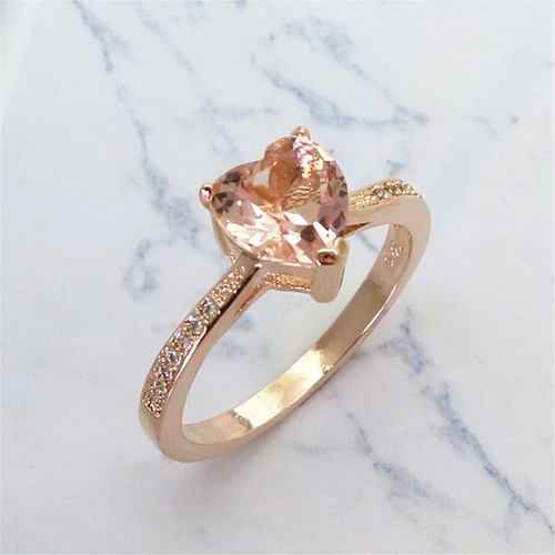 Anillo De Compromiso Con Cristal En Forma Corazón En Oro