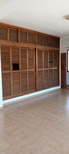 Casa De Tres Pisos En Venta, En Av El Milagro Con Av 5 De Ju