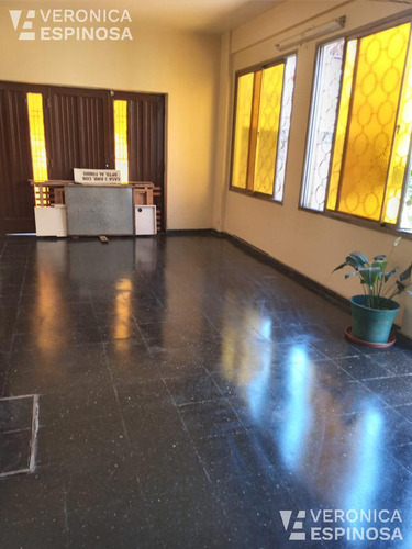 Casa De Tres Ambientes En Venta, Isidro Casanova. Sobre Lote De 11 X 20 En Excelente Estado!