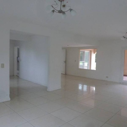 Pilar Del Este, Bªlos Jazmines, Casa En Venta, Excelente Ubicación Con Frente Al Parque Central, 5 Dormitorios