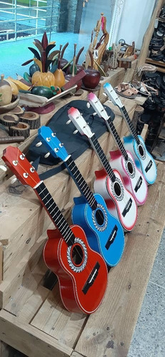 Imagen 5 de 6 de Ukelele Soprano Y Su Forro O Funda Protector
