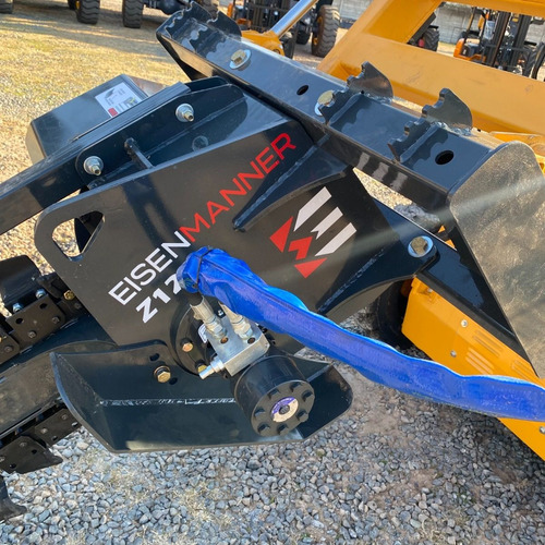 Imagen 8 de 17 de Minicargadora Con Zanjadora 50hp Sinomach 255f Cabinada Aa