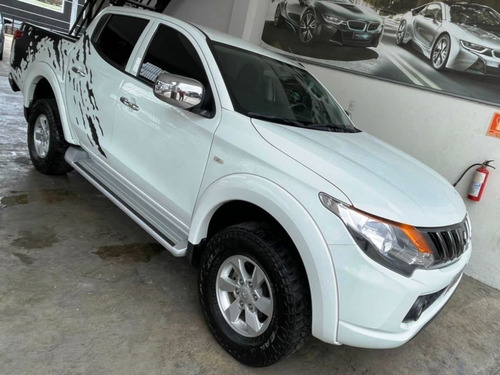 Imagen 3 de 10 de Mitsubishi L200 2018 4x2 Sincrónico