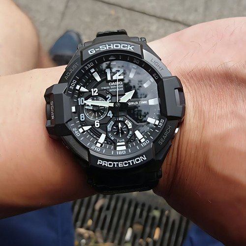 Relógio de pulso Casio Gravitymaster GA-1100 com corpo preto, analógico-digital, para masculino, fundo preto, com correia de resina cor preto, agulhas cor branco e cinza e preto e verde, subdials de cor branco e cinza, subesferas cor preto e branco e verde, ponteiro de minutos/segundos verde, bisel cor preto, luz branco e fivela dupla