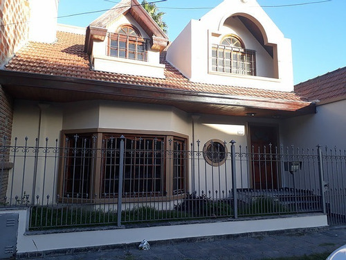 Casa En Venta En Quilmes Oeste - Amplio Parque Y Piscina!