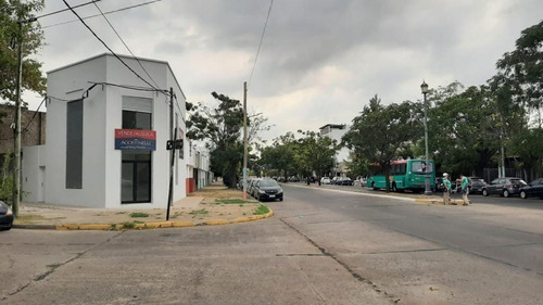 Local A Estrenar, Bajada De Autopista