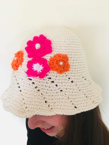 Sombrero Niña Hilo Blanco Con Flores De Color Fucsia Y Naran
