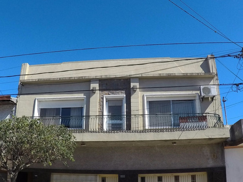 Excelente Departamento Tipo Casa En Planta Alta De 4 Ambientes Todo Hecho A Nuevo, Tres Dormitorios Dos Baños Y Terraza Propia!!! No Paga Expensas! F: 7580