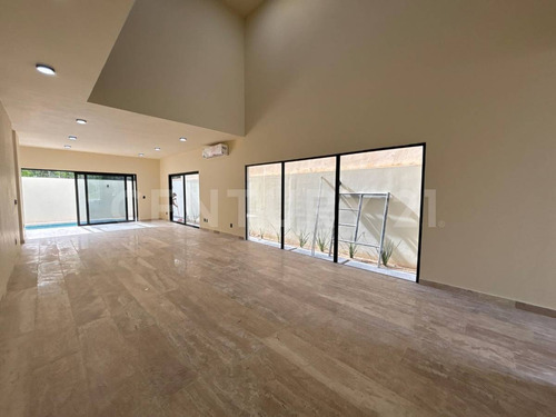 Residencia De Lujo En Vía Cumbres Con Amplios Espacios Y Exclusividad