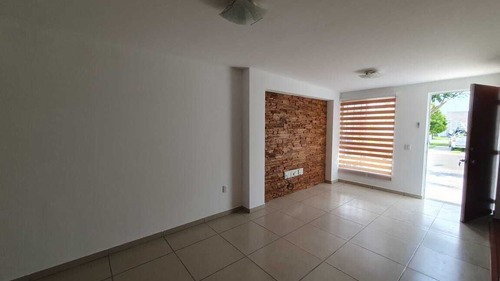 Casa En Venta En Paseos Del Bosque, 3 Recámaras, 2.5 Baños, Gran Ubicación !!