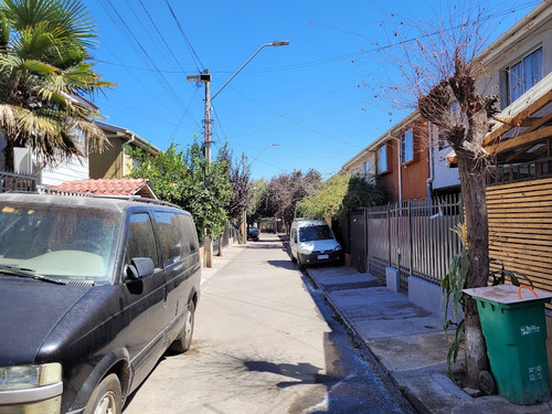 Casa Con Amplios Espacios, En Pasaje Cerrado
