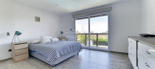 Casa En Venta De 7 Dorm. En Los Vilos