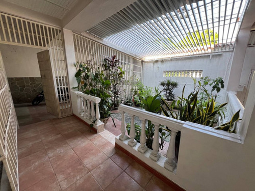 Casa Con Piscina Urbanización Andrés Bello Maracay
