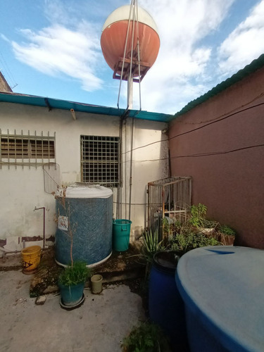 Terreno En Venta En El Barrio Lourdes, Maracay