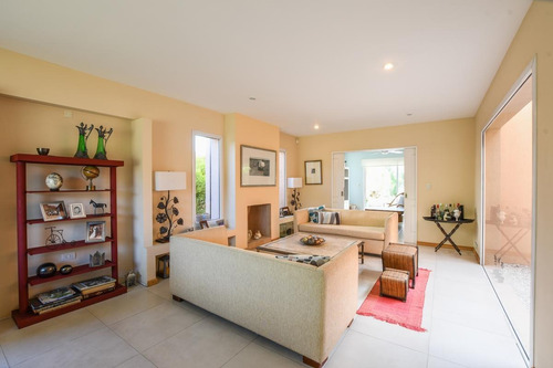Imagen 2 de 30 de Casa De 4 Dormitorios En Venta Con Piscina En Barrio Cerrado Aldea Fisherton