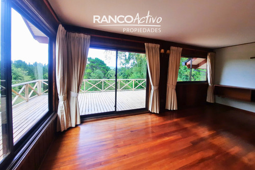 Hermosa Casa Con Amplios Espacios Y Entorno Natural. 4d, 3b