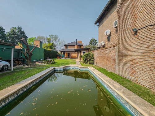 Casa De 3 Dormitorios Con Gran Jardín Y Pileta En Fisherton