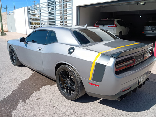 Dodge Challenger 6.4 scat pack srt