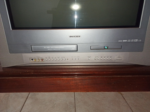 Imagen 2 de 5 de Tv 24 Toshiba Único Con Dvd Y Vhs